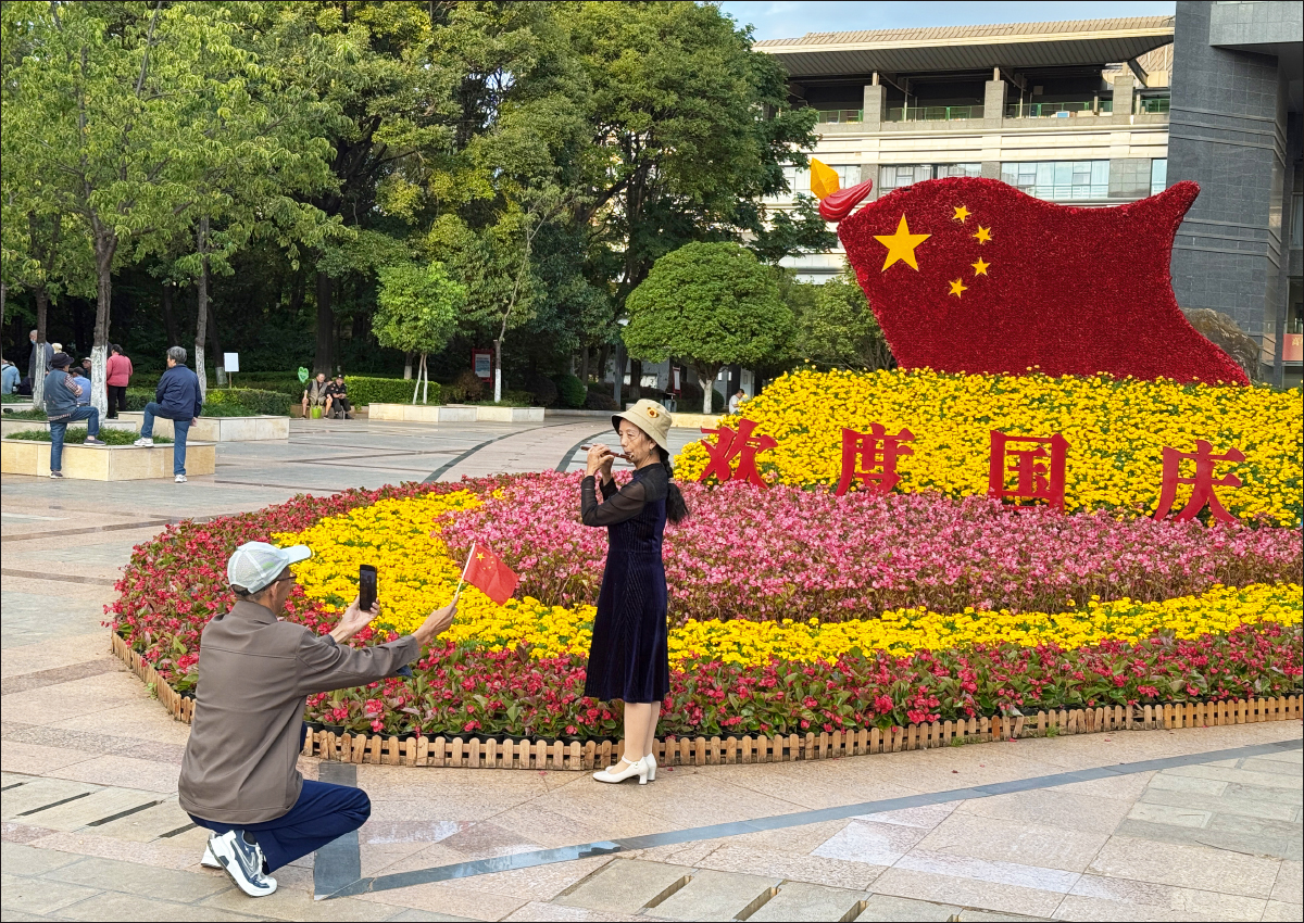 春城街头 / 喜迎国庆_0