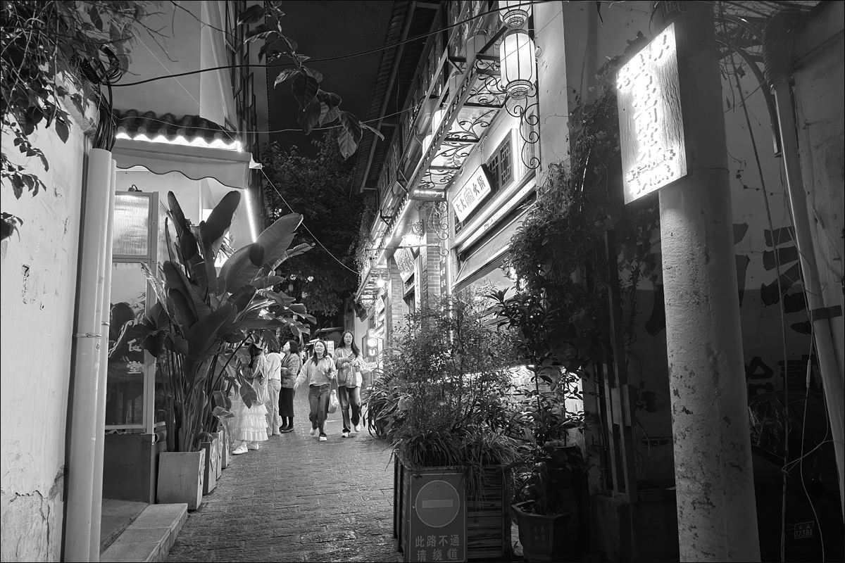 老巷夜色 / 黑白光影_0